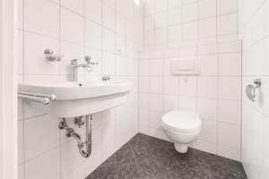 Frisch renovierte 2-RW im 1. OG* sonniger Balkon* Bad mit Dusche*  Keller* zentrale Lage* PKW-SP* – Hülßestraße 15, 1237 Reick, Dresden – Vorschaubild 11
