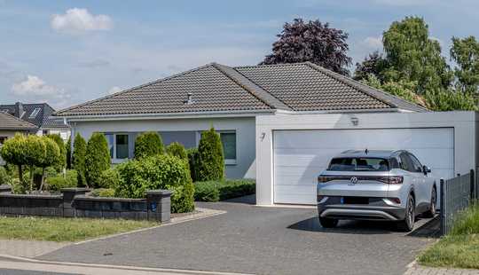 Bild von Stilvoller Bungalow aus 2013 mit Luxusausstattung: Modern, energieeffizient & provisionsfrei