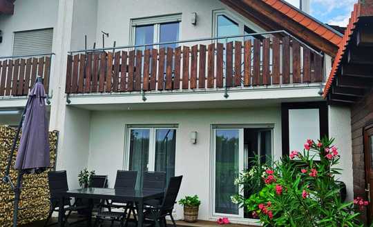 Familien-Idylle am Rebenmeer: Lichtdurchflutete DHH mit Traumblick in Edesheim