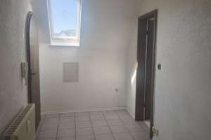 Helle 2-Zimmer-Dachgeschosswohnung, sofort verfügbar in Wiesbaden-Bierstadt – Kloppenheimer Straße 4, 65191 Bierstadt, Wiesbaden – Vorschaubild 2