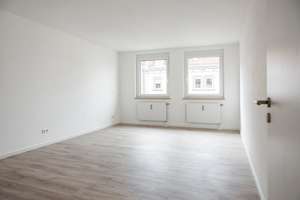 HELLE, ATTRAKTIVE 3-ZIMMER WOHNUNG, KÜCHE UND TIEFGARAGENSTELLPLATZ. DIREKT VON EIGENTÜMER – Kleinreuther Weg 76, 90408 Uhlandstraße, Nürnberg – Vorschaubild 2