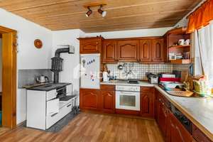 Charmantes 3-Parteienhaus in ruhiger Hanglage – teils vermietet, mit Garten & Terrasse – Die vollständige Adresse der Immobilie erhältst du vom Anbieter., 84048 Mainburg – Vorschaubild 3