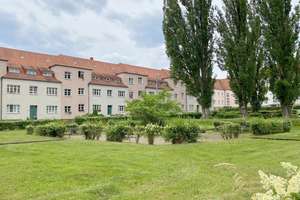 ERSTKLASSIGE 2 ZI. WOHNUNG MIT BLICK INS GRÜNE, IN DEN GEPFLEGTEN UND GROßEN GARTEN - IN RUHIGLAGE