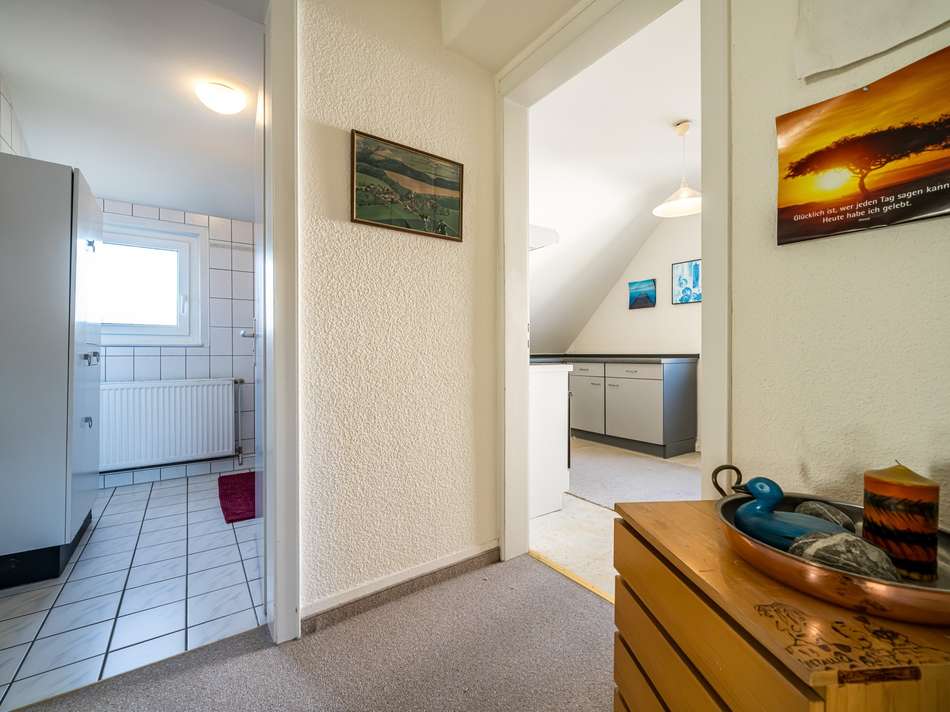 zu Küche und Badezimmer