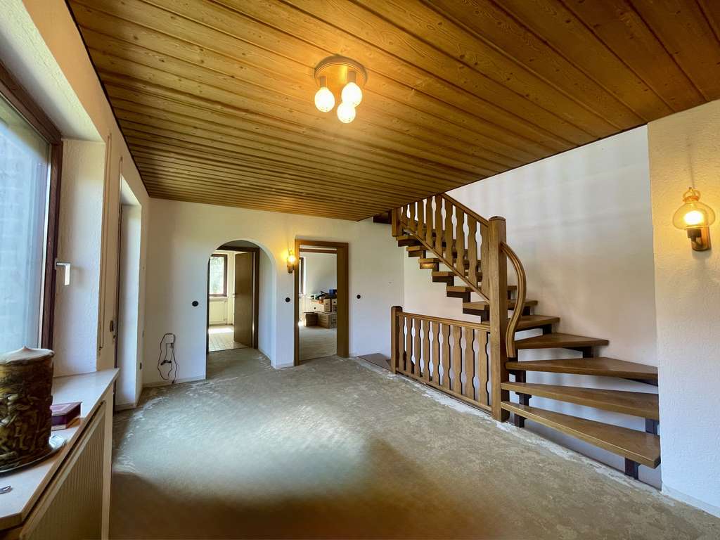 Immobilie in Ergolding - Viel Platz für Ihre Wohnträume: Sanierungsobjekt mit Garten und 150 m² Wohnfläche - Bild 1