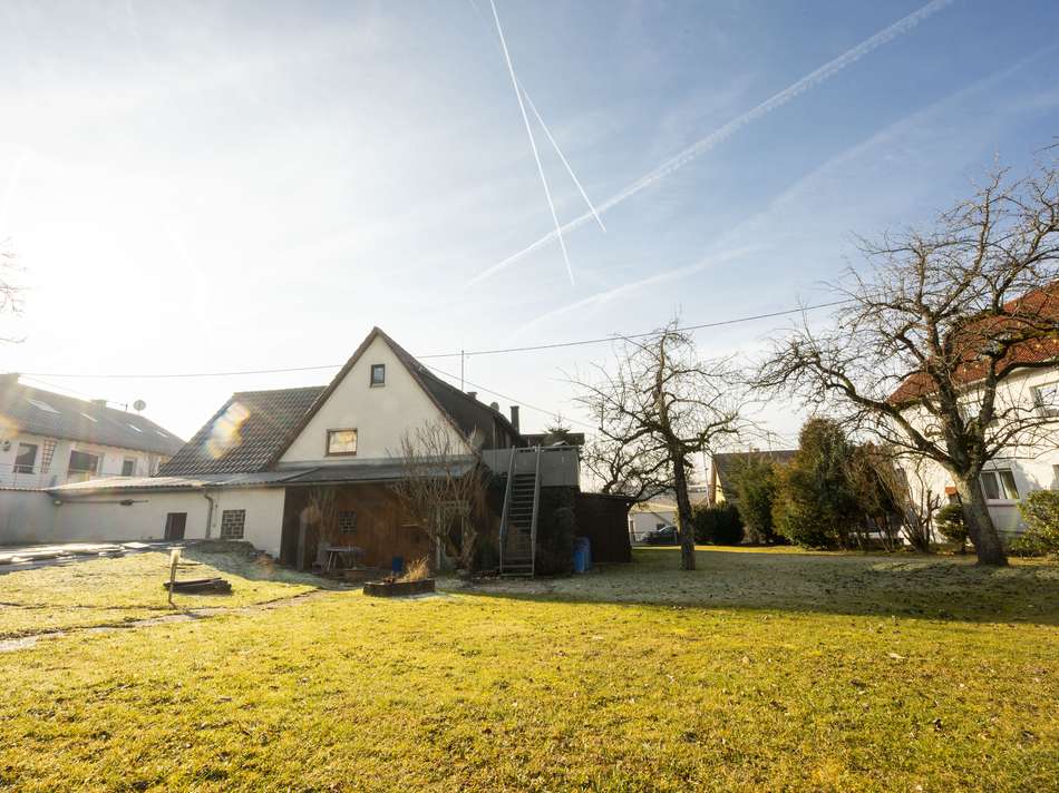 Garten hinter Haus