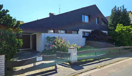 Bild von Großes freistehendes Einfamilienhaus mit Einliegerwohnung in ruhiger Seitenstraße von Fischbach