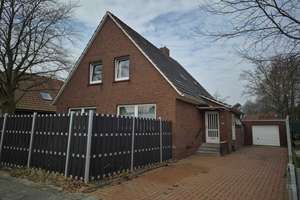 ***Einfamilienhaus mit Garage auf 741 m² Grundstück in Norden***PROVISIONSFREI – Die vollständige Adresse der Immobilie erhältst du vom Anbieter., 26506 Norden – Vorschaubild 1