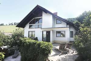 Einfamilienhaus mit ELW und Blick ins Grüne – Die vollständige Adresse der Immobilie erhältst du vom Anbieter., 79292 Pfaffenweiler – Vorschaubild 1