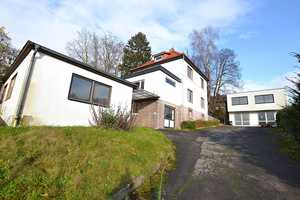 Alles in einem: Einfamilienhaus mit Garage und Halle - Nebengebäude - Halle mit Büro und Garage! – Angerweg 6, 37632 Holzminden (Kreis) – Vorschaubild 1