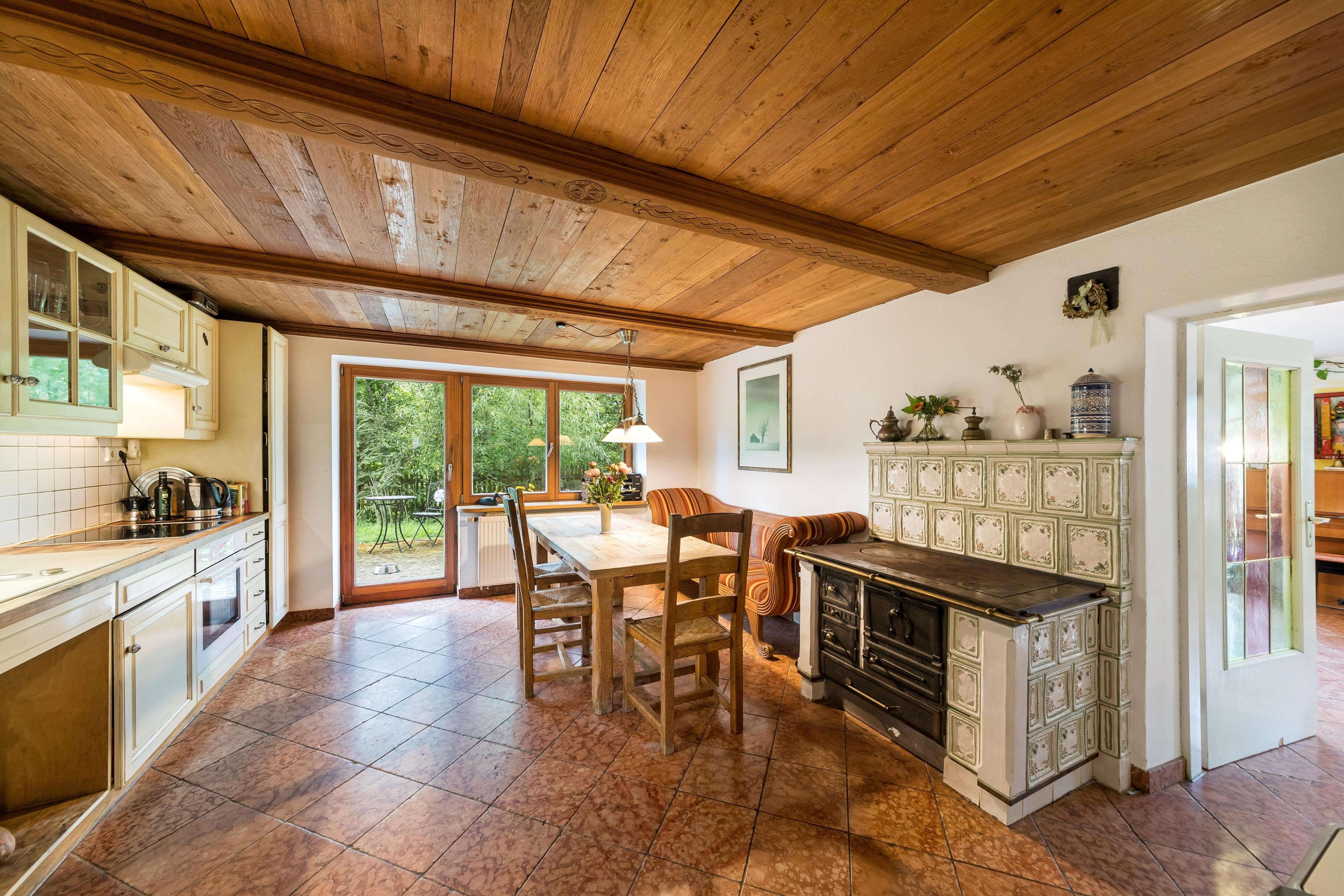 Immobilie in Weyarn - Idyllisch gelegenes Bauernhaus mit viel Wohnfläche
 - Bild 3