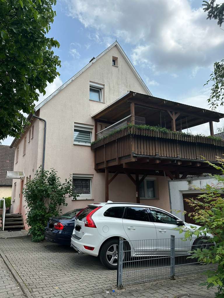 Immobilie in Lauffen am Neckar - Freistehendes Zweifamilienhaus mit Garage, Carport, Stellplätzen und einer schönen Balkonterrasse - Bild 2