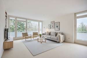 Großzügige Wohnung mit Sonnenbalkon und Tiefgaragenplatz