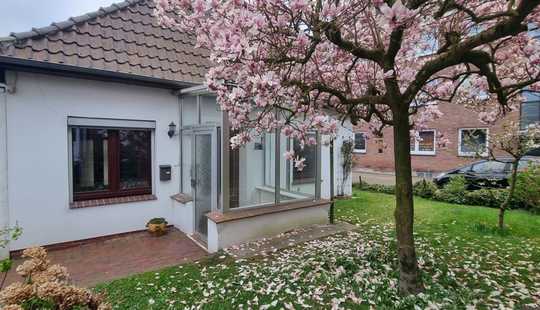 Bild von Charmantes Einfamilienhaus im Stil eines Bungalows mit Garage in guter Lage - Perfekt für Senioren