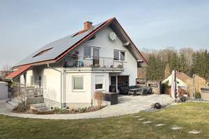 Modernes Zweifamilienhaus mit großem Gartengrundstück in ruhiger Lage von Döbeln