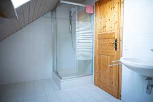 Frisch renovierte Dachwohnung mit offenem Layout im 2. OG – Maienbergstraße 24, 86424 Augsburg (Kreis) – Vorschaubild 9