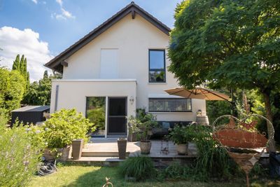 Modernes Effizienzhaus mit Photovoltaik, Wärmepumpe und traumhaftem Garten