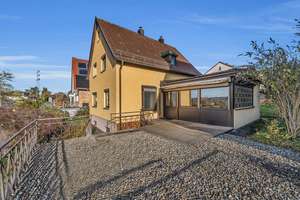 Ravensburg-Sonnenbüchel
Renovierungsbedürftiges Einfamilienhaus in familienfreundlicher Wohnlage – Die vollständige Adresse der Immobilie erhältst du vom Anbieter., 88212 Ravensburg – Vorschaubild 2