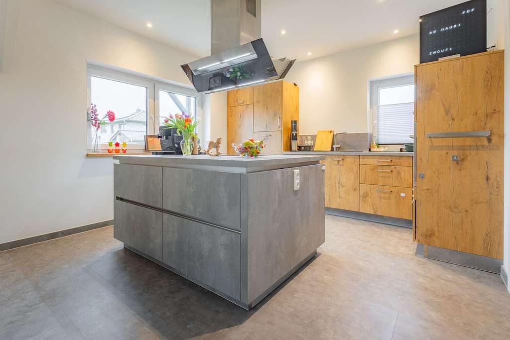 Immobilie in Nienborstel - Luxuriöses Familienwohnen – moderne Stadtvilla mit Garten, Sauna und Pizzaofen - Bild 4