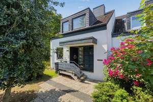 Parkähnliches Grundstück in Alt-Rahlstedt – großzügige Doppelhaushälfte mit Kamin, Loggia und Garage