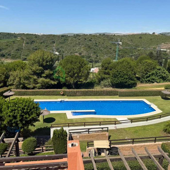 DACHGESCHOSSWOHNUNG MIT POOL, SONNENTERRASSE UND GARAGE IN CASARES, MÁLAGA