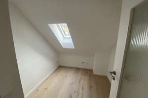 67qm 2,5 Zimmer Dachgeschosswohnung mit Küche in Köln Lindenthal Uninähe – Die vollständige Adresse der Immobilie erhältst du vom Anbieter., 50935 Lindenthal (Ortsteil), Köln – Vorschaubild 3