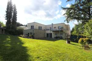 Attraktives, vermietetes Zweifamilienhaus mit Garagen, Carport und Garten in Aachen-Friesenrath!