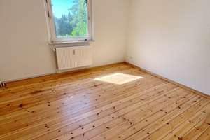 Renovierte 2-Zimmer-Wohnung mit hochwertigem Holzfußboden