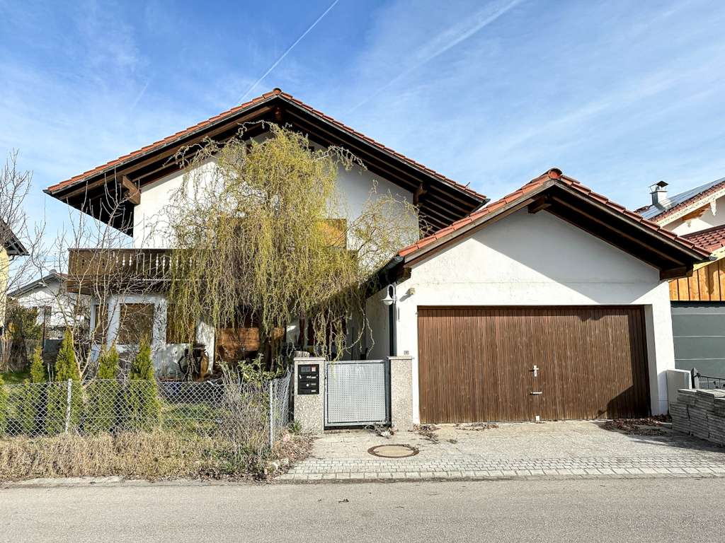 Immobilie in Stephanskirchen - Solides Zweifamilienhaus mit vielen Möglichkeiten! - Bild 2