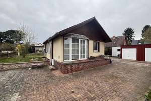 Charmantes Einfamilienhaus mit zwei Garagen und großem Garten - Ihr neues Zuhause in Bohnsdorf