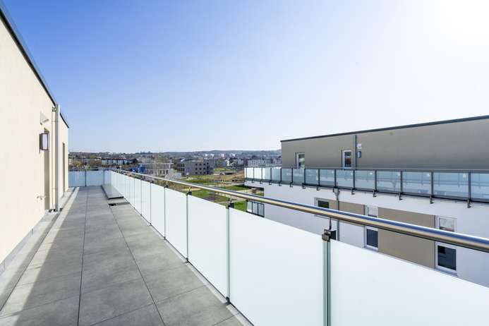 Schöne Penthouse-Wohnung mit großer Terrasse und Außenstellplatz
