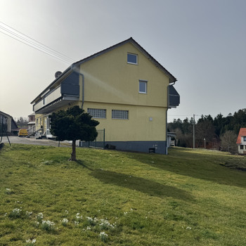 Sonnenhalde: Vielseitige Immobilie mit Ausbaureserve und Baugrundstück in ruhiger Lage