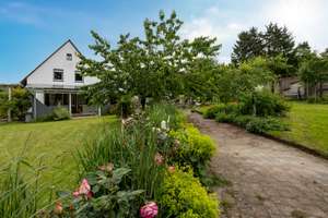 Zentrumsnahes Einfamilienhaus mit parkähnlichem Gartenparadies & PV-Anlage – Lammersdorfer Straße 17, 54576 Hillesheim – Vorschaubild 1