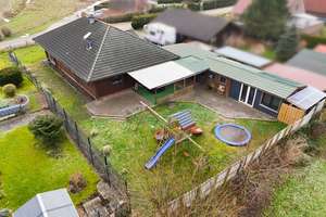Wohnen mit Charme: Barrierearmer Holzbungalow mit Kamin und überdachter Terrasse – Die vollständige Adresse der Immobilie erhältst du vom Anbieter., 26532 Großheide – Vorschaubild 2