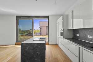 Modernes Penthouse mit Weitblick – 46m² Traumterrasse, Kamin & Blick auf den Fernsehturm – Stallschreiberstrasse 27, 10117 Berlin – Vorschaubild 5