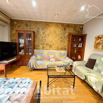 GERÄUMIG, VIELSEITIG UND SEHR HELL MIT TERRASSE UND GARAGE