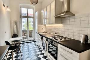 Stilvoller Altbau: Vollmöblierte 1-Zi.-Whg. mit Balkon & Top-Ausstattung – befristet