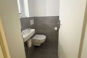 Direkt einziehen! 3 Zimmer mit Einbauküche, 2 Balkone & Blick ins Grüne, Duschbad, Gäste-WC, Aufzug – Klerschweg 1, 50968 Bayenthal, Köln – Vorschaubild 15