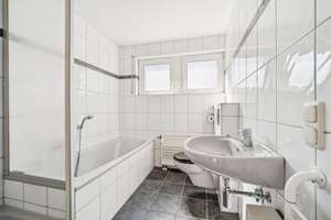 Wohnen mit Atmosphäre und Weitblick am Giersberg: 4ZKB mit EBK, Dachterrasse, Stellplatz und Garten – Edith-Langner-Straße 73, 57072 Siegen, Siegen – Vorschaubild 12