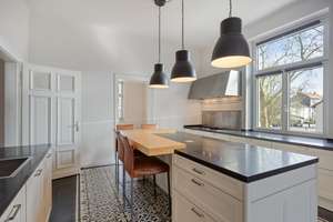 Großzügige Eigentumswohnung in modernisiertem Altbau zum sofortigen Bezug