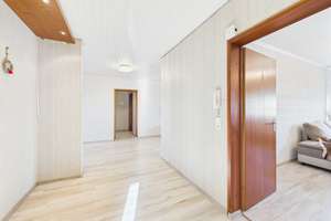 Licht & Weitblick: 3,5-Zimmer-Wohnung mit EBK, Balkon & TG-Stellplatz in Zuffenhausen – Die vollständige Adresse der Immobilie erhältst du vom Anbieter., 70435 Zuffenhausen-Mönchsberg, Stuttgart – Vorschaubild 2