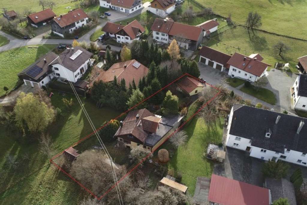 Immobilie in Wessobrunn - Älteres WOHNHAUS mit TOLLEM GRUNDSTÜCK und großer GARAGE
in RUHIGER Dorflage!
Wessobrunn-Haid - Bild 1