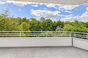 Möblierte 2,5-Zimmer-Wohnung mit Parkblick & Südbalkon