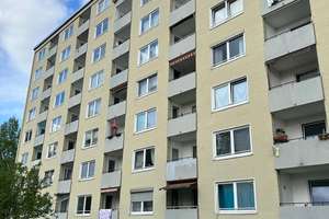 2x2 zimmer Wohnung im 1.OG, die zusammengeführt werden können.
