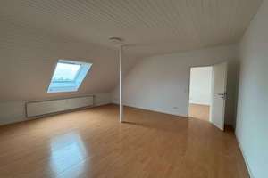 Frisch renovierte 2-Zimmer-Dachgeschosswohnung mit Einbauküche