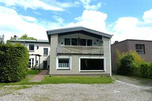 KIEL-HOLTENAU: Großzügige und freiwerdende 4,5-Zimmer-Wohnung über 2 Ebenen mit Loggia und Carport