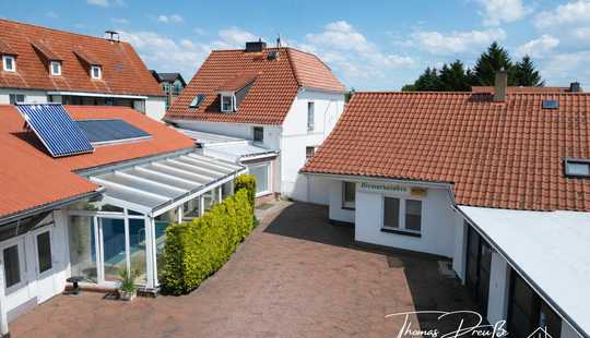 Bild von Einfamilienhaus mit Indoor-Pool und Nebengelass mit Potenzial