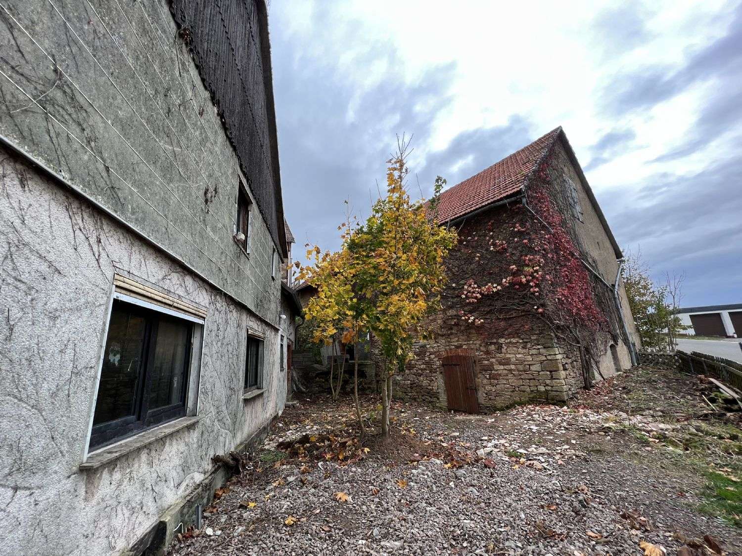 Sanierungsbedürftiges Zweifamilienhaus mit viel Potenzial / Möglichkeiten und einer Top Scheune, Waldeck Frankenberg Kreis – Bild 3