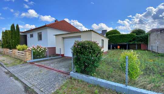 Bild von Schönes freistehendes Haus mit großem Garten