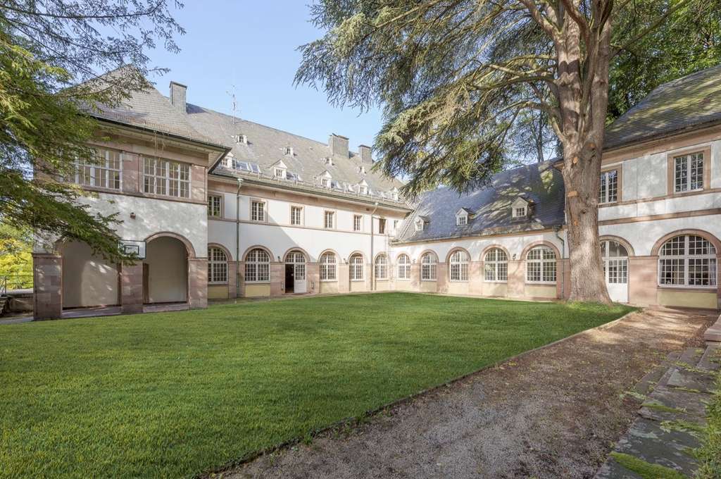 Villa-Feeling auf einer Ebene – 300 m² Privatgarten in Bestlage . Bezugsfertig.   2 Garagenplätze